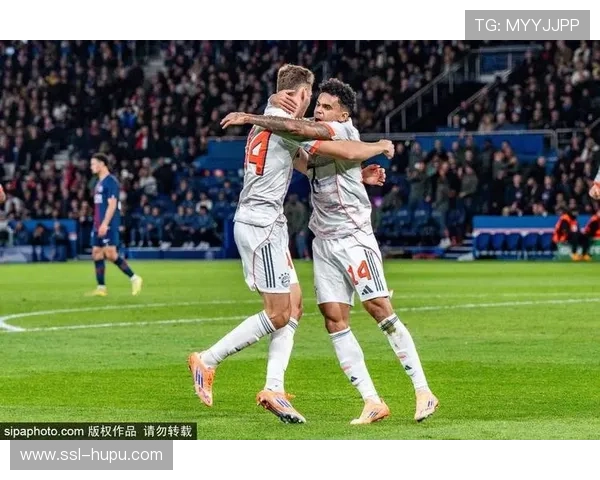 帕尔马德尔普拉托头槌扳平,主场球迷起立鼓掌致敬 帕尔马德尔普拉托头槌扳平,主场球迷起立鼓掌致敬