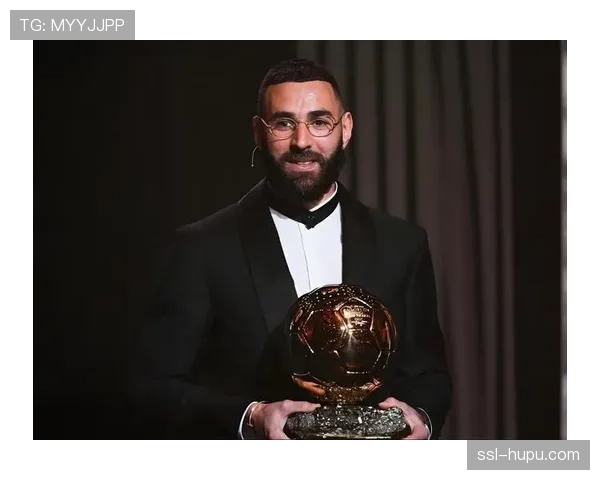 本泽马回归伯纳乌观战国家德比，赛后被拍到与老队友寒暄